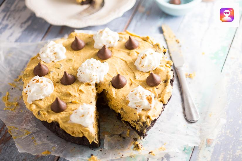 No Bake Pumpkin Chocolate Cheesecake Recipe - Festive, delicious, and easy No Bake Pumpkin Chocolate Cheesecake with a no bake pumpkin spice filling and chocolate chips in a chocolate Oreo crust. Perfect for both pumpkin spice lovers and chocolate lovers! No bake pumpkin spice cheesecake, chocolate chips, and a chocolate oreo crust?! Sounds amazing. Would be an easy Thanksgiving dessert recipe too!